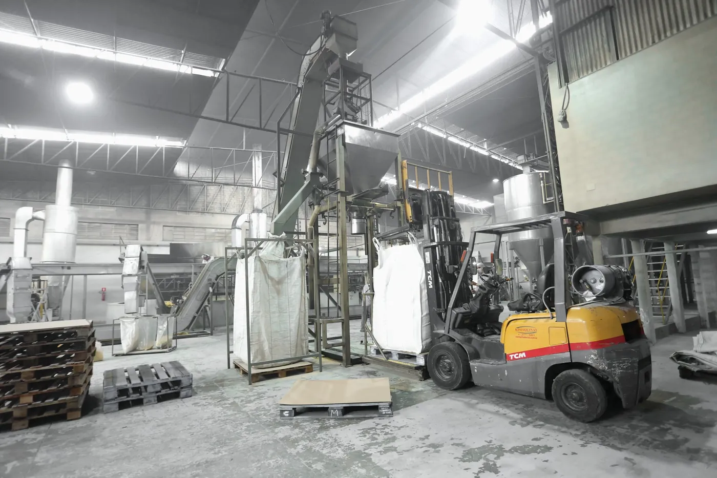 Empilhadeira e big bags de farinha de milho na expedição da fábrica